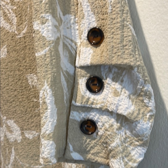 Cream Gold Floral JM Collection Blouse Size Medium - Picture 5 of 7